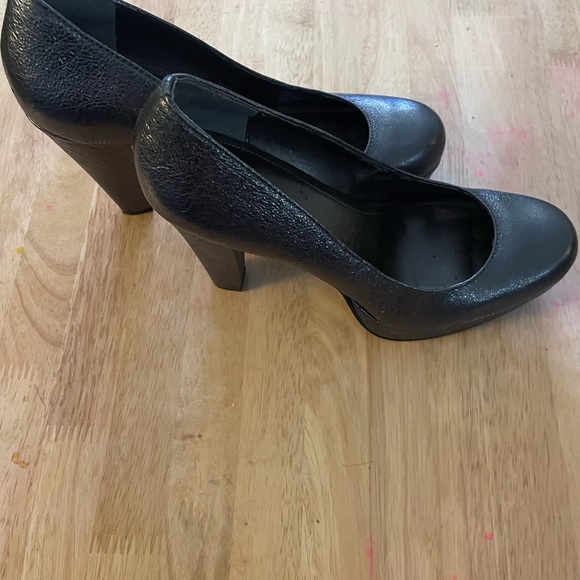 Calvin Klein Women’s Shiny Rounded Toes - Picture 2 of 9